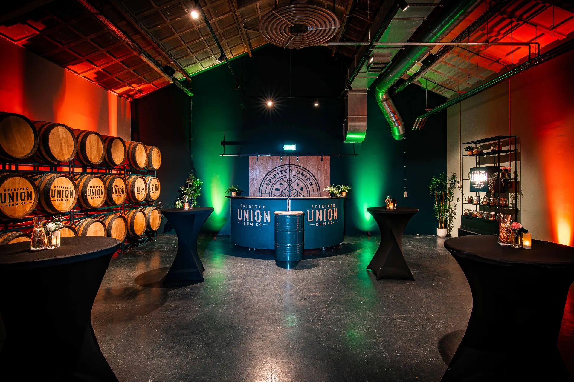 Bar met koperen distilleerketels in The Amsterdam Event Distillery